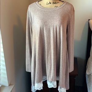 ***Last Chance*** Lace hemmed top